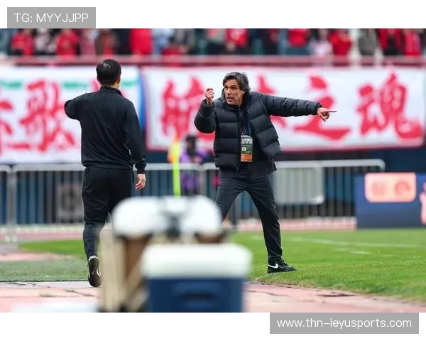 球员在赛后呼吁球迷继续支持球队前进，球迷们正在为队员们加油鼓劲