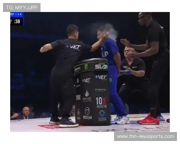 UFC 十年最残酷 KO 诞生！对手被抬出场